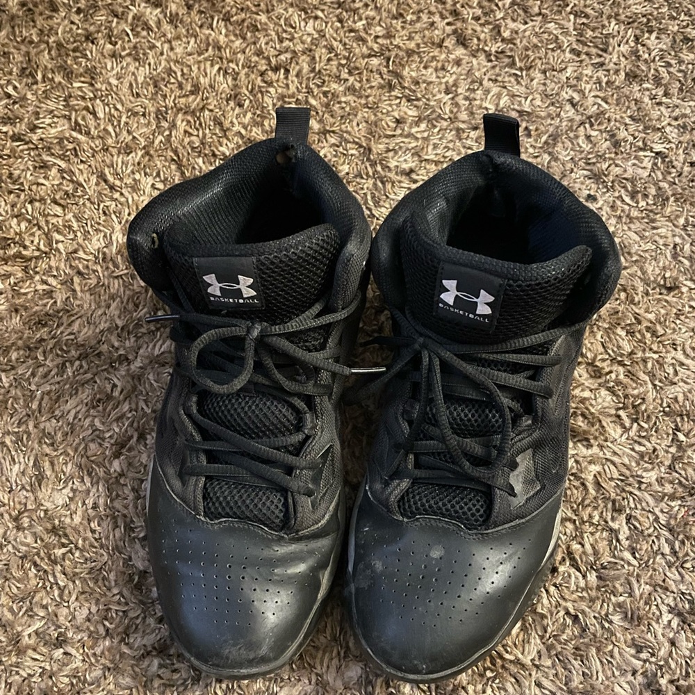 Selling a used pair of mens under amour basketball shoes